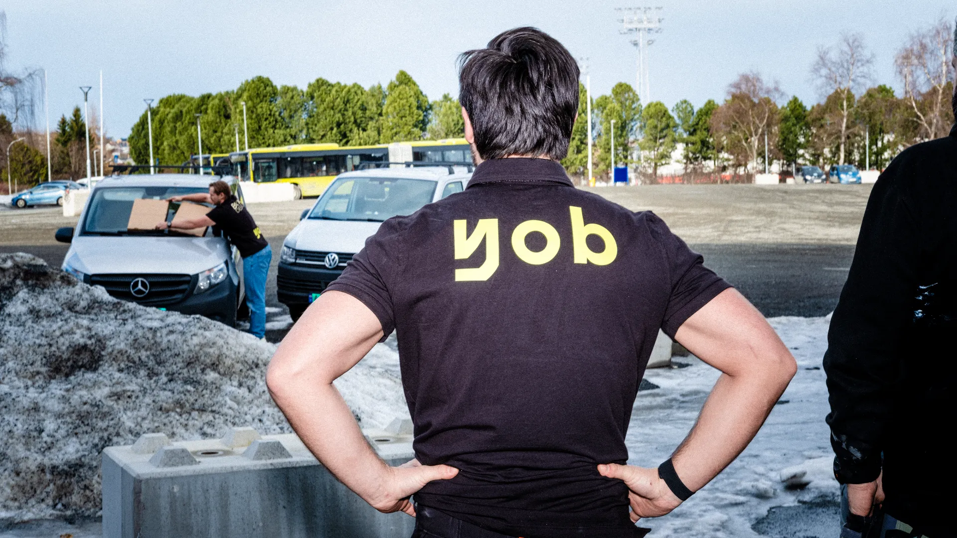 Moderne skandinavisk bad med hvite fliser og tredetaljer